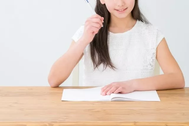 医療事務資格を勉強する女性