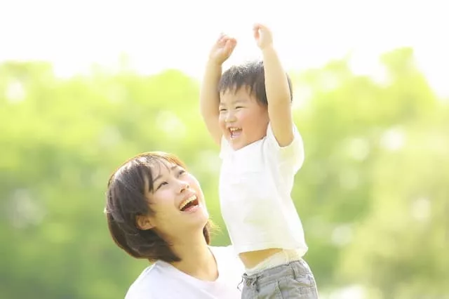 小さい男の子と母親