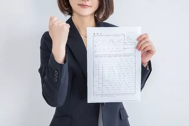 履歴書を持っているスーツ姿の女性