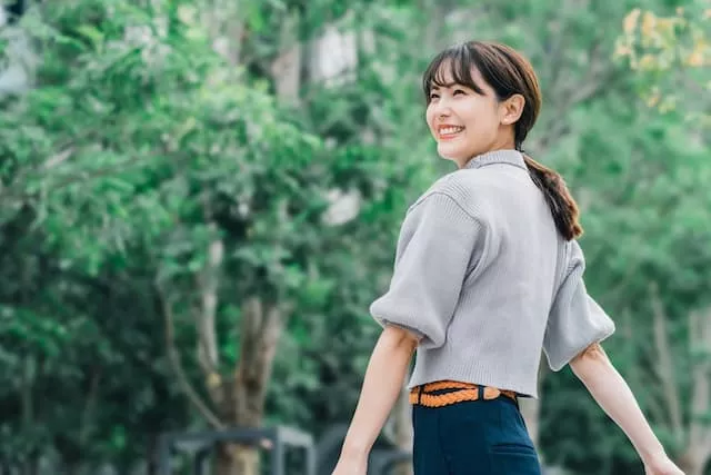 公園で微笑む女性