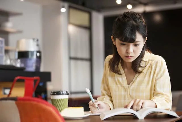 資格取得の勉強をする女性