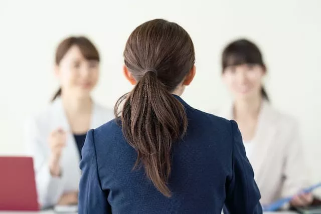 看護助手の面接を受ける女性