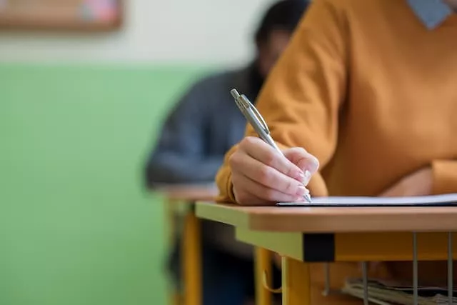 医療秘書検定の勉強をしている人