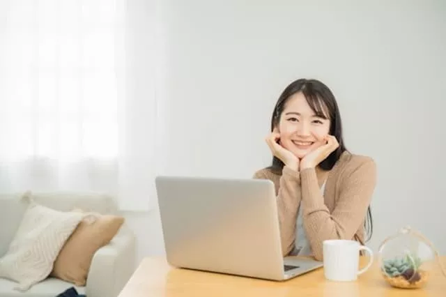 PCで求人を探している女性