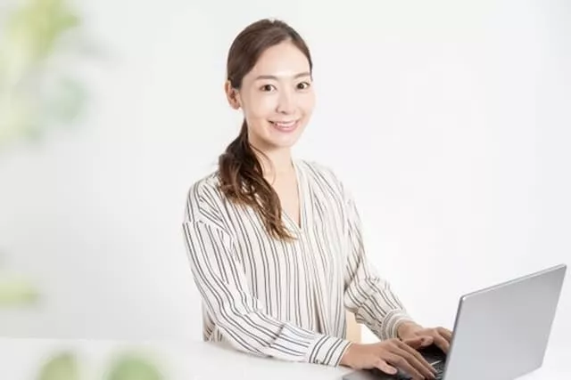 レセプトの点検をしている女性