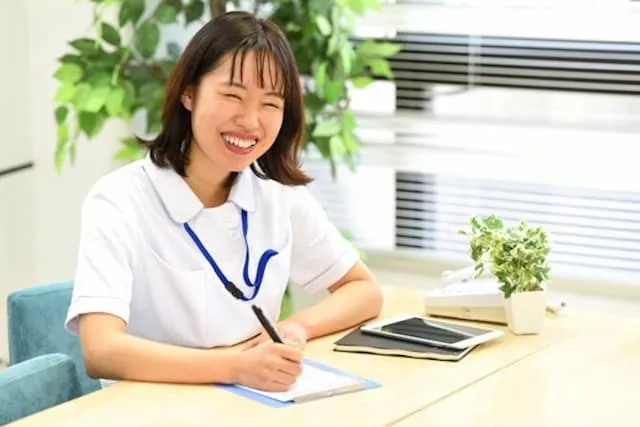 レセプトの修正をしている医療事務スタッフ