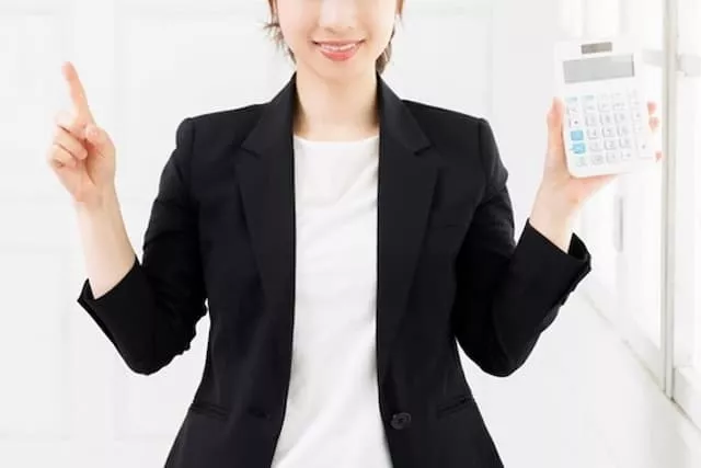 レセプトの点検について解説する女性