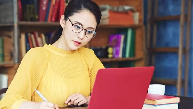 医療事務の志望動機を考える女性