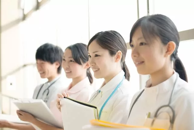 看護助手として勤務する医療従事者の女性