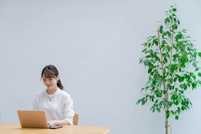 副業について調べている女性