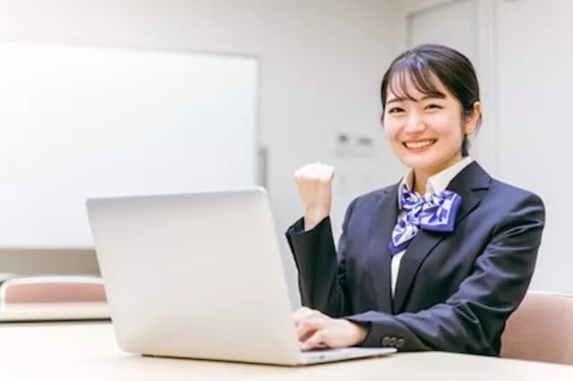 医療事務の求人を探している女性