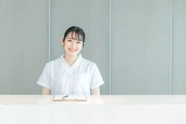 労災病院に勤務する医療事務員の女性