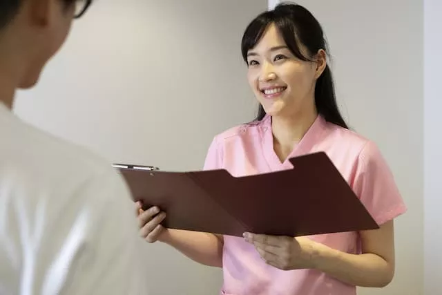 院長の予定を確認している医療秘書スタッフ