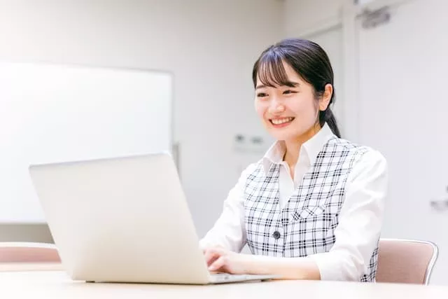 診療情報管理士の資格を持って働いている医療従事者の女性