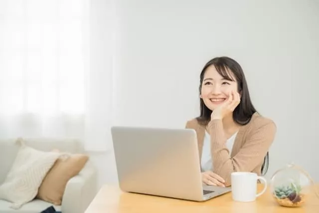 転職活動を考えている女性