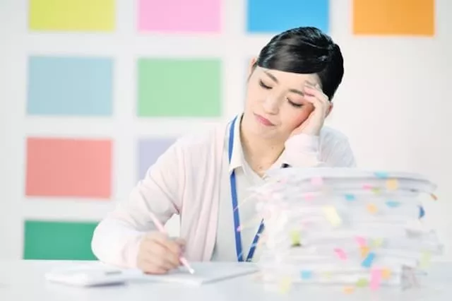 仕事に悩む医療事務の女性