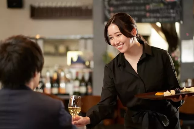 飲食店で働く主婦女性