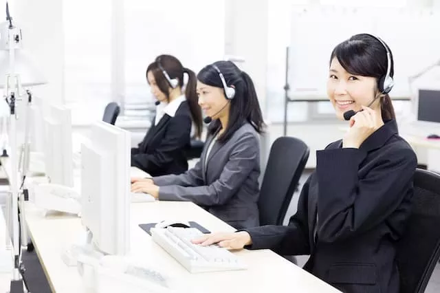 コールセンターに勤務する女性オペレーター