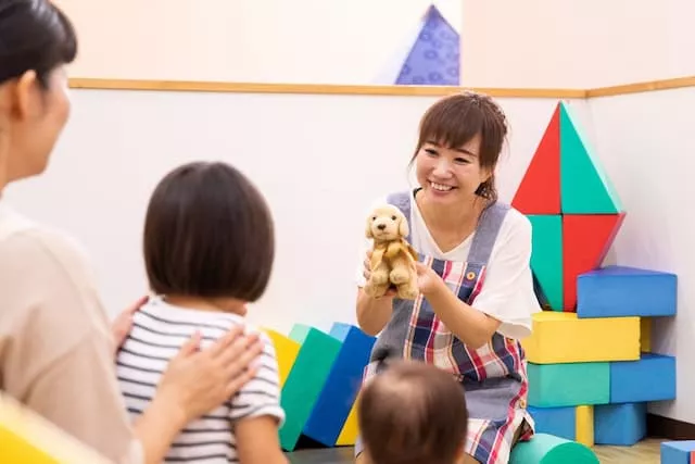 子どもをあやす保育士女性