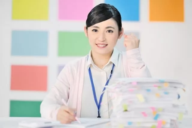 メディカルクラークの資格を勉強している医療事務の女性