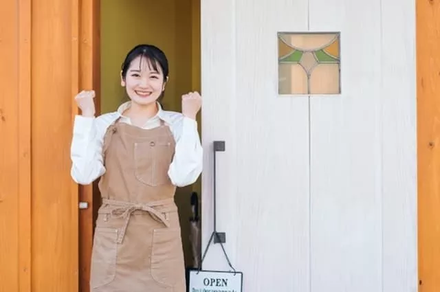 フルタイムのパートスタッフとして働く女性