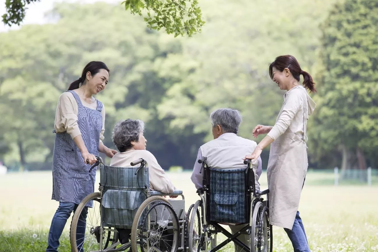 公園に外出する高齢者