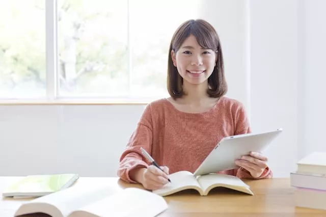 看護師試験の勉強をする女性