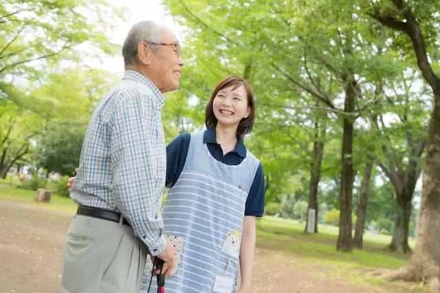 介護福祉士と散策