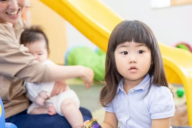 保育園で遊ぶ女の子